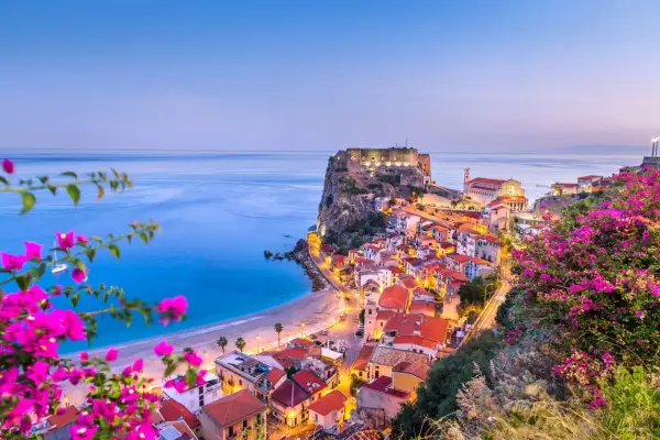 Scilla, uno dei più bei posti da visitare in Calabria, con il castello Ruffo a picco sul mare e le case colorate che scendono verso la spiaggia.