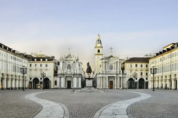 Piazza San Carlo a Torino, con le chiese gemelle e il monumento equestre. Un ottimo punto di partenza per scoprire cosa vedere a Torino in un giorno.