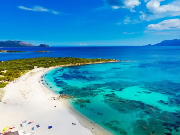 Spiagge vicino a Olbia con acque cristalline e sabbia bianca. Un paradiso per chi cerca relax e natura incontaminata.