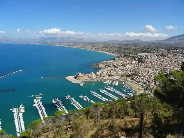 Vista panoramica di Castellammare del Golfo: cosa fare in questo incantevole borgo marinaro con il suo castello e il porto turistico.