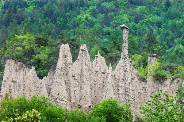 Piramide di terra nel Val di Cembra, con un cappello di pietra in cima a una delle formazioni.