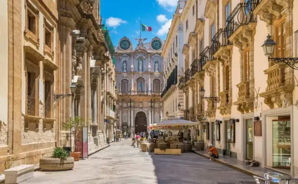 Passeggiata in una via storica di Trapani, con palazzi barocchi e un'atmosfera perfetta per scoprire cosa vedere a Trapani in un giorno.