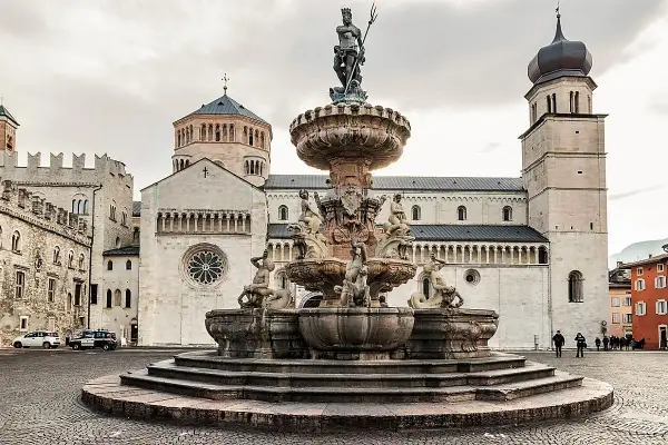 Fontana del Nettuno e Duomo di Trento, un must per chi visita cosa vedere a Trento in un giorno.