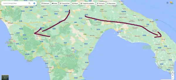 Un viaggio in auto attraverso il Cilento, con una linea viola che indica un percorso da Lucania fino a Lecce.