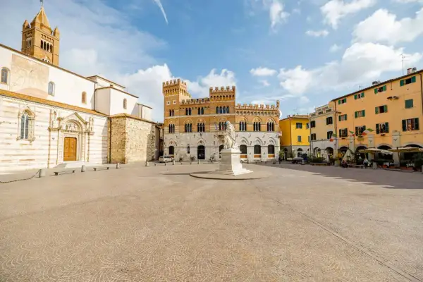 Piazza del Popolo a Grosseto: cosa vedere il Duomo, il Palazzo Aldobrandeschi e gli edifici colorati.