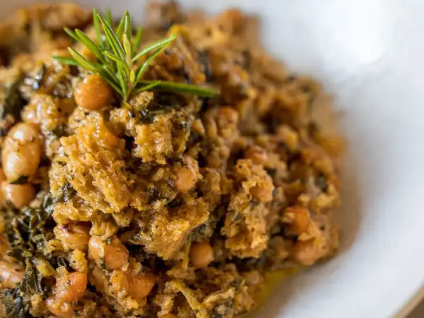 Un piatto tipico da provare: ribollita fiorentina con ceci e rosmarino. Cosa mangiare a Firenze? Questa zuppa è un must!