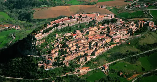 Borghi da visitare in provincia di Teramo: vista aerea di Civitella del Tronto, un gioiello arroccato su uno sperone roccioso, con la sua imponente fortezza.