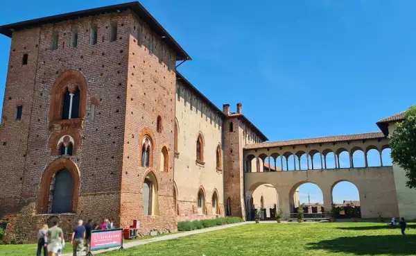 Castello Sforzesco di Vigevano, con la sua torre in mattoni e il loggiato ad archi, è un luogo imperdibile da vedere a Vigevano.