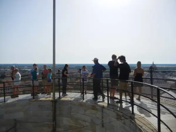 Turisti ammirano il panorama dalla cima, confermando che si può salire sulla Torre di Pisa.