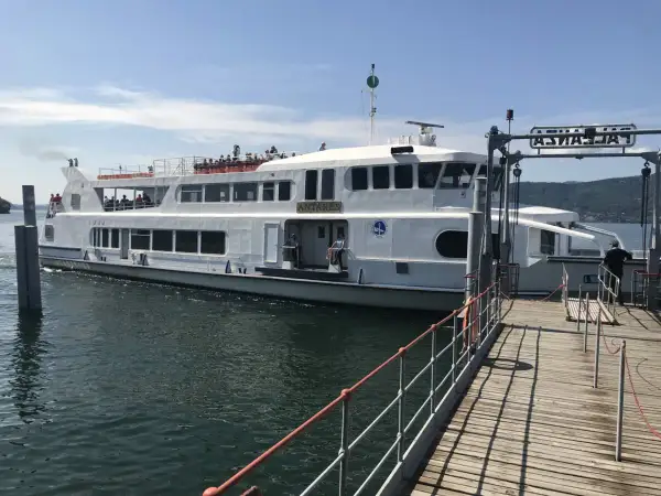 Un grande traghetto bianco attende i passeggeri per un tour sul Lago di Garda.