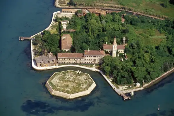 L'isola di Poveglia, con i suoi edifici storici e la laguna circostante, si può visitare. Un luogo affascinante da esplorare.