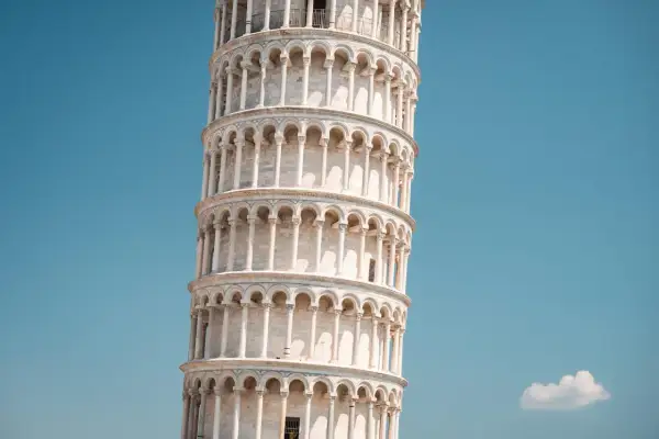 La Torre di Pisa, con la sua inconfondibile pendenza, si erge maestosa sotto un cielo azzurro.