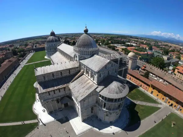 Piazza dei Miracoli a Pisa, una delle 10 città più belle d'Italia UNESCO, con la Torre Pendente e il Duomo.