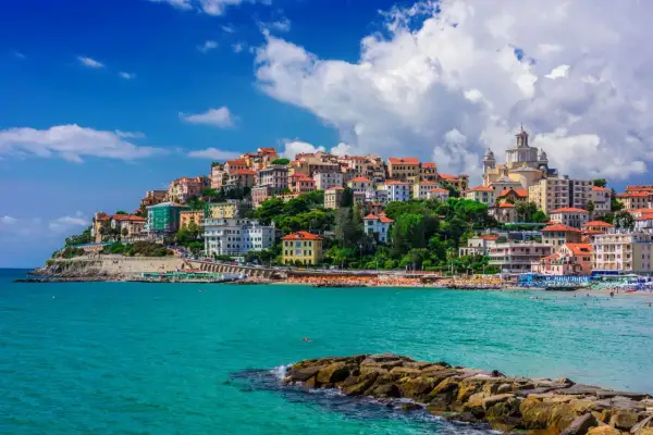 Un borgo colorato si affaccia sul mare turchese, tra le più belle località della riviera di ponente.