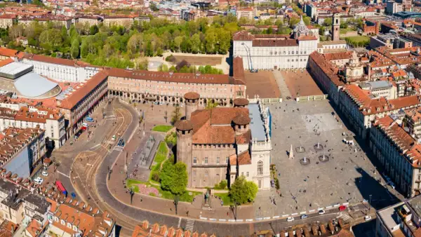 Vista aerea di **Piazza Castello a Torino**, con il Palazzo Reale e la Mole Antonelliana sullo sfondo.