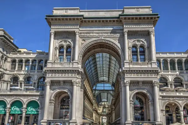 L'imponente Galleria Vittorio Emanuele II a Milano, con la sua volta in vetro e ferro. Curiosità: qui si trova il toro in mosaico su cui girare sui talloni per buona fortuna.