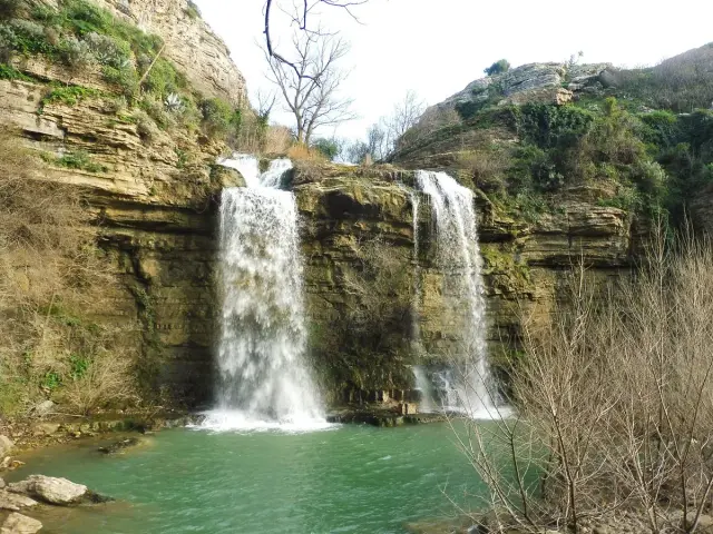 Cascate di Gola del Drago, un luogo da non perdere se cerchi cosa vedere a Corleone. Acqua cristallina e rocce imponenti.