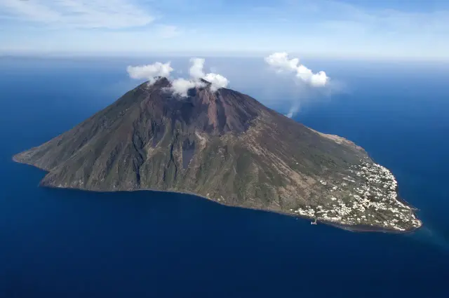 Stromboli, un vulcano attivo, domina l'isola. Un villaggio bianco si aggrappa alla costa. Cosa fare a Lipari? Esplorare la natura e la cultura.