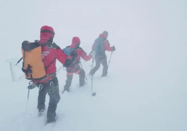Alpinisti in marcia sul Gran Sasso, immersi in una bufera di neve. L'avventura è dura, ma la passione li guida.